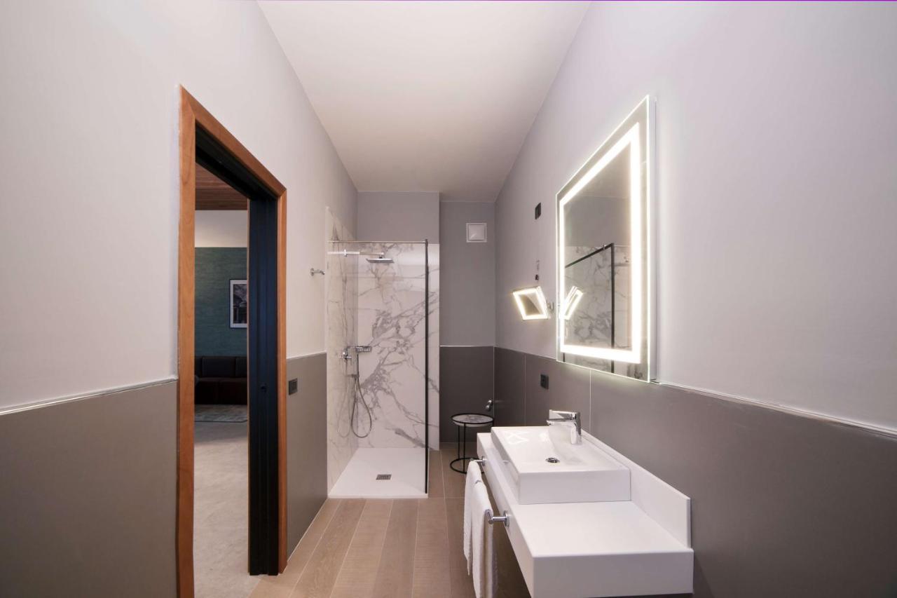 Radisson Hotel Nola Naples ภายนอก รูปภาพ